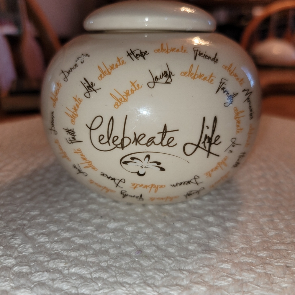 Tea light candle holder